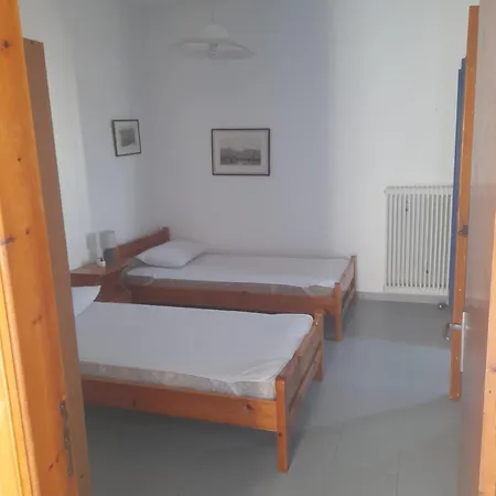 με θέα τον όρμο της βάρης *