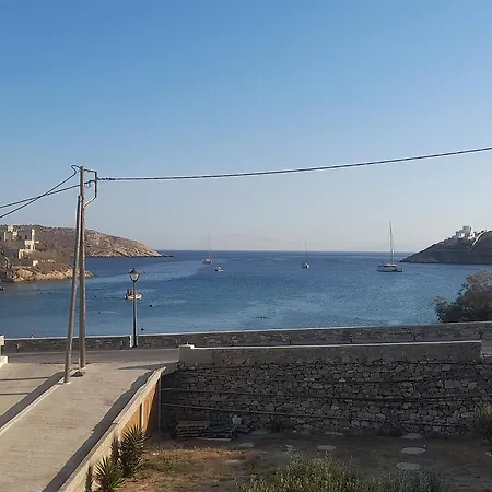 με θέα τον όρμο της βάρης * Vári