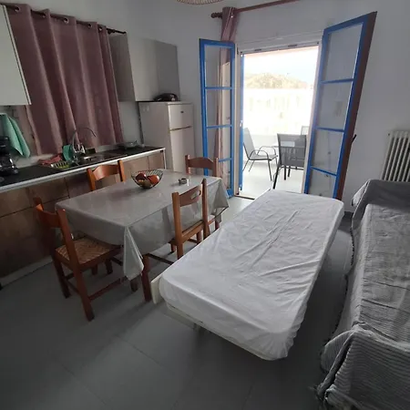 με θέα τον όρμο της βάρης * Vári