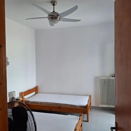 με θέα τον όρμο της βάρης *