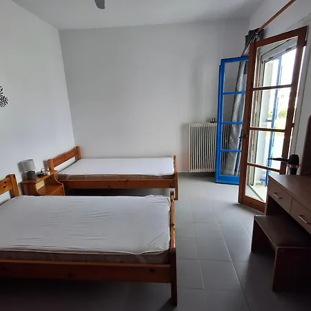 με θέα τον όρμο της βάρης