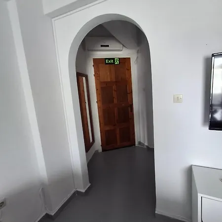 με θέα τον όρμο της βάρης Vári