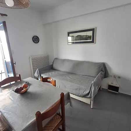 με θέα τον όρμο της βάρης