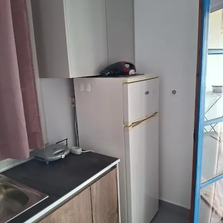 με θέα τον όρμο της βάρης * Vári