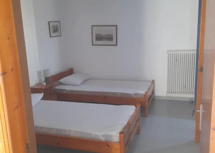 με θέα τον όρμο της βάρης *