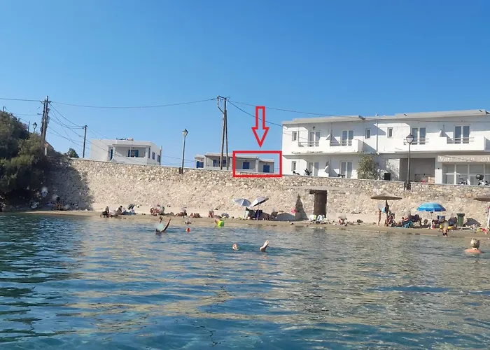 με θέα τον όρμο της βάρης Vári