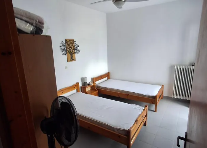 με θέα τον όρμο της βάρης *