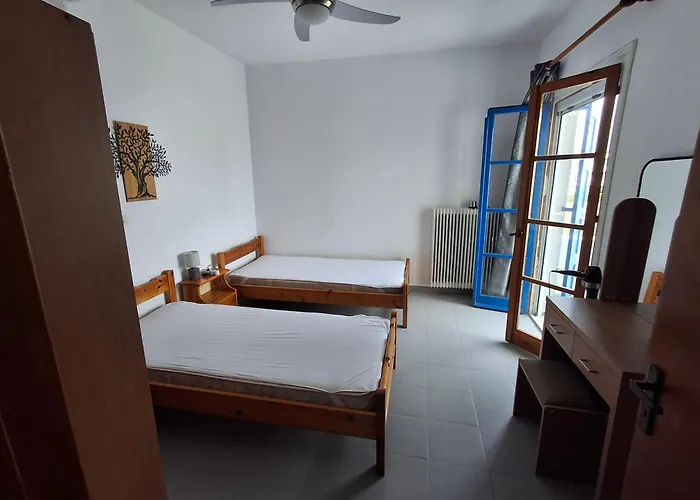 με θέα τον όρμο της βάρης Vári