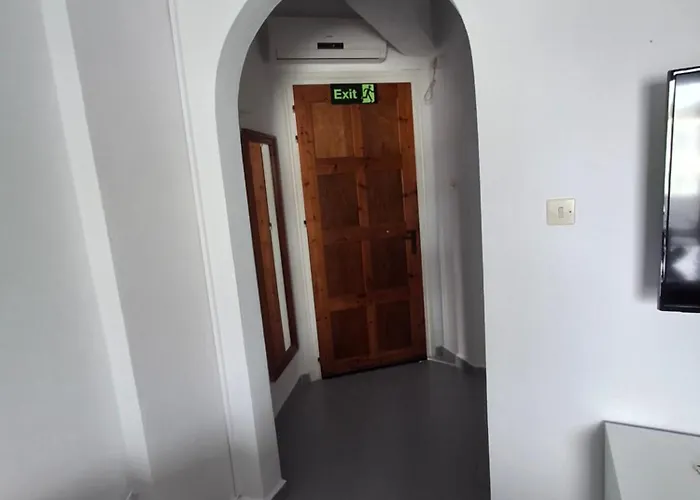 με θέα τον όρμο της βάρης Vári