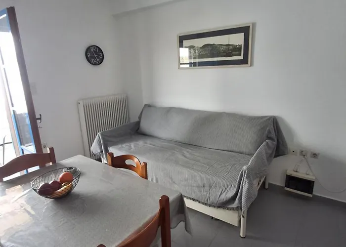 με θέα τον όρμο της βάρης